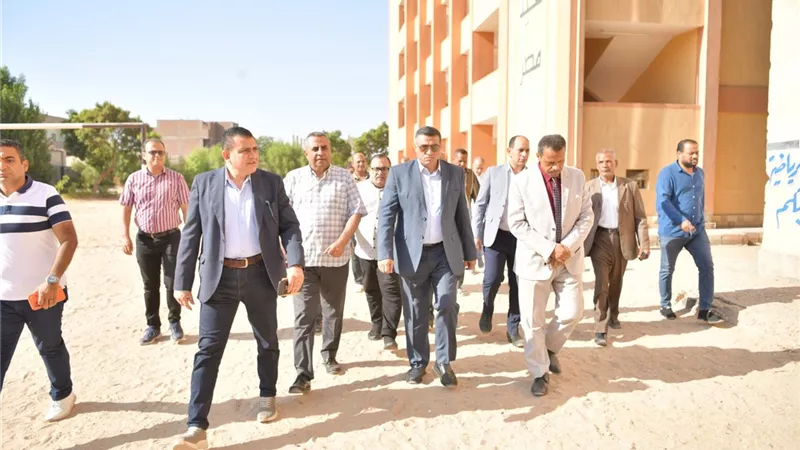 بسبب تمزيق العلم المصري وتردي الفصول.. محافظ قنا يعفي مدير مدرسة من منصبه خلال زيارته لأبوتشت