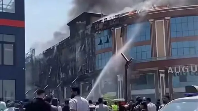 الحماية المدنية تجابه النيران.. الدفع بسيارات الإطفاء لسرعة السيطرة على حريق مول بالتجمع