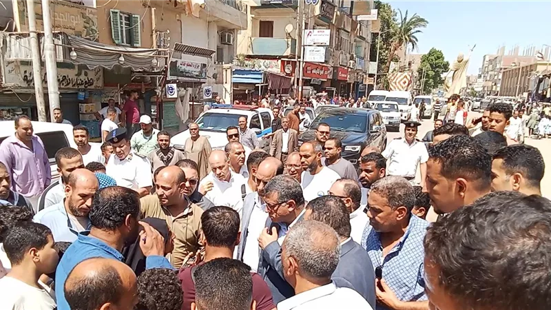 لتقاعسه عن تنفيذ قرارات الإزالة.. محافظ قنا يحيل رئيس قرية القارة للشؤون القانونية