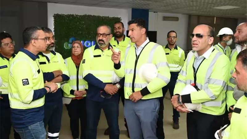 وزير الصناعة يبحث تطورات الإنتاج خلال تفقد مصنع هولسيم مصر بالعين السخنة