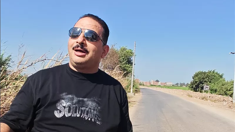 تجربة جديدة.. رئيس حي شرق المنصورة يشرف على تركيب كشافات بالطاقة الشمسية.. صور