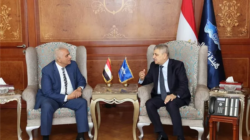 أسامة ربيع: تعافٍ تدريجي في معدلات عبور سفن الحاويات بقناة السويس
