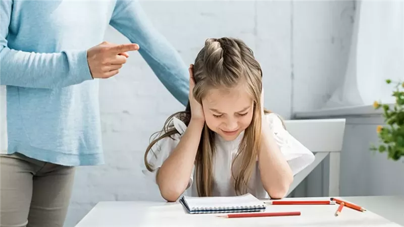 طفلك يرفض توجيهاتك.. احذر أسلوب التواصل الخاطئ قد يزيد من عناده