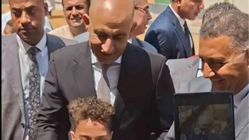 «احلق شعرك».. وزير التعليم يداعب طالبًا خلال افتتاح مدرسة بالقليوبية