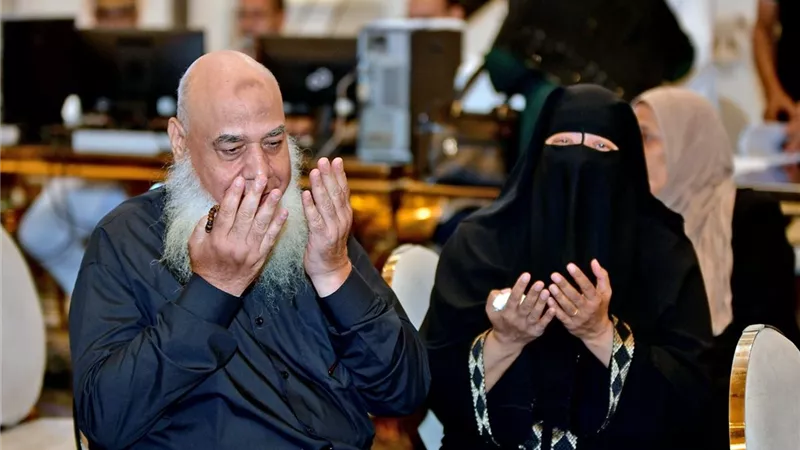تبكي وتسجد وتطلق الزغاريد.. لحظات مؤثرة في قرعة الحج بالدقهلية وفرحة الفائزين تتحول إلى تكبيرات 
