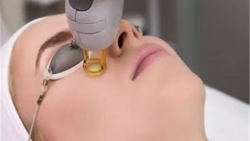 من جلسة ليزر إلى كابوس داخل المول.. أم وابنتها تتهمان عاملين باحتجازهما بالنزهة