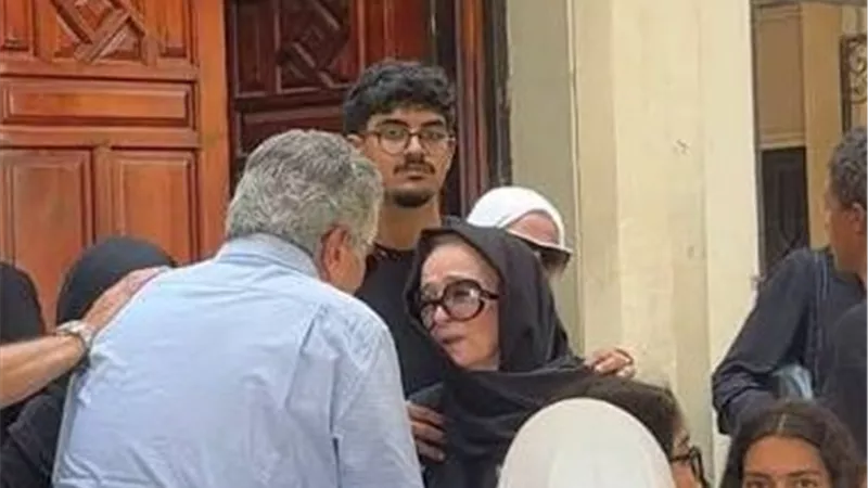 انهيار نجلاء فتحي بعد وفاة ابنتها ياسمين.. تفاصيل حالتها النفسية وسبب الوفاة