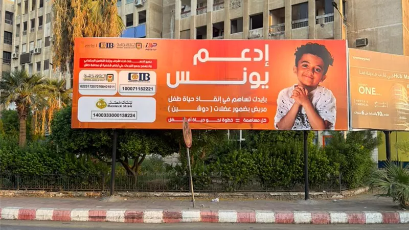 لافتات تملأ شوارع قنا لإنقاذ يونس.. الأهالي ينجحون في جمع 15 مليون جنيه ويواصلون البحث عن 9 ملايين