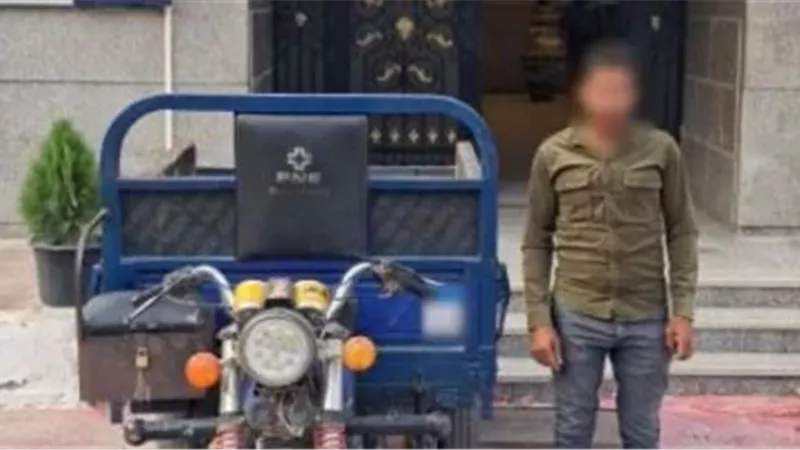 القبض على سائق تروسيكل بعد قيادته أعلى الرصيف وتعريض المواطنين للخطر بالجيزة