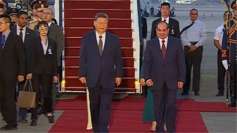 الصور الأولى لاستقبال الرئيس السيسي للرئيس الصيني بمطار القاهرة