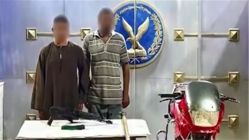 بحوزتهما سلاح ناري.. ضبط عاملين بتهمة التعدي على مواطن بمنزله في سوهاج 