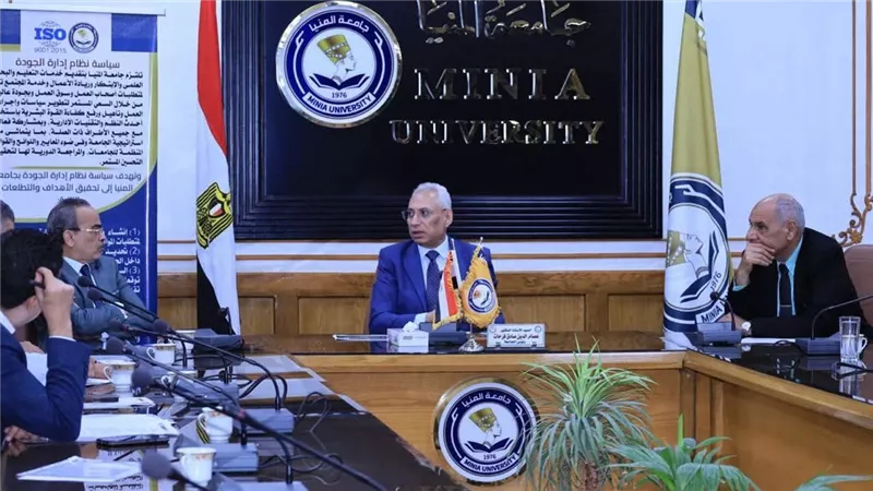 رئيس جامعة المنيا يتابع استعدادات اعتماد نظام الأيزو الإداري
