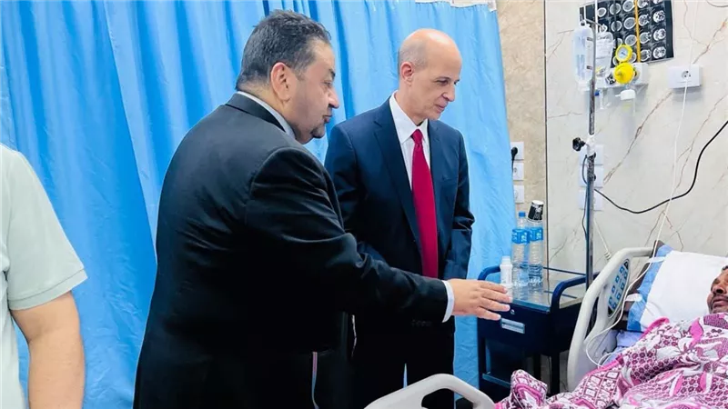 رئيس جامعة بني سويف يطمئن على والد الطفل محمد ويشيد بشجاعته