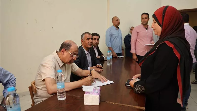 محافظ المنيا يلتقي أهالي بني مزار خلال جولته الميدانية