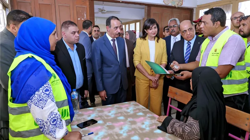 لخدمة 35 ألف مواطن.. محافظ سوهاج ونبيلة مكرم يتفقدان قافلة التحالف الوطني