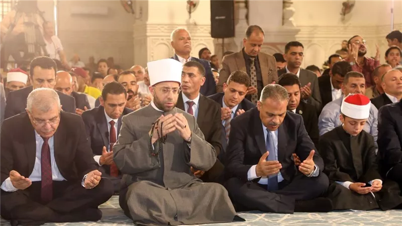 وزير الأوقاف يؤدي صلاة الجمعة بمسجد الفتح احتفالًا بالعيد القومي الـ145 للشرقية