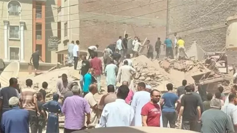 انهيار عقار من 4 طوابق في المنيا والحماية المدنية تبحث عن ناجين أسفل الأنقاض
