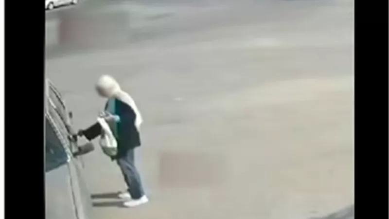 «فتحها بالخطأ».. كشف حقيقة تداول فيديو سرقة سيارة في التجمع الخامس