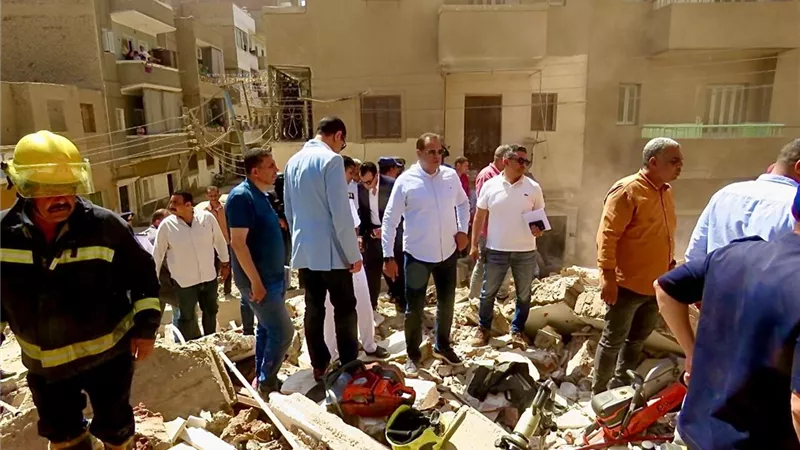 أهالي عزبة شاهين يروون تفاصيل اللحظات الأولى لانهيار عقار المنيا