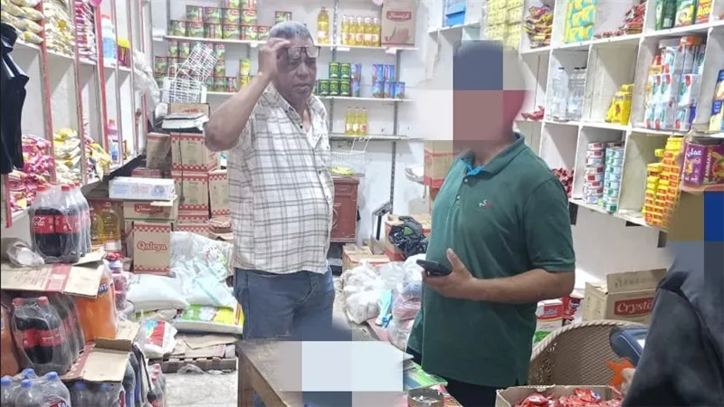 تموين الإسماعيلية يضبط 820 عبوة عصير مجهول و130 سلعة فاسدة و27 مخالفة 