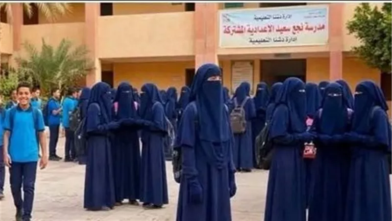 التعليم تحسم الجدل بشأن فرض ارتداء النقاب في المدارس.. ماذا قالت؟