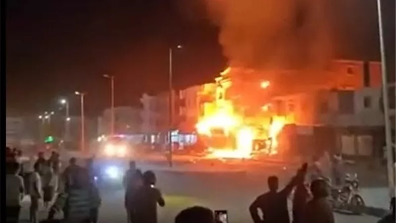 النار أكلت الأخضر واليابس.. حريق هائل بمطعم أسماك شهير بمرسى علم| صور