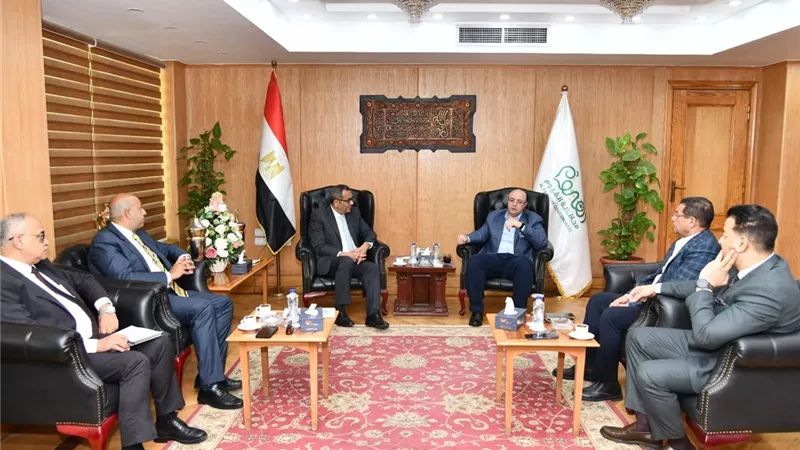 محافظ الفيوم ورئيس جهاز تنمية المشروعات يبحثان تعزيز التعاون في التصنيع الزراعي 