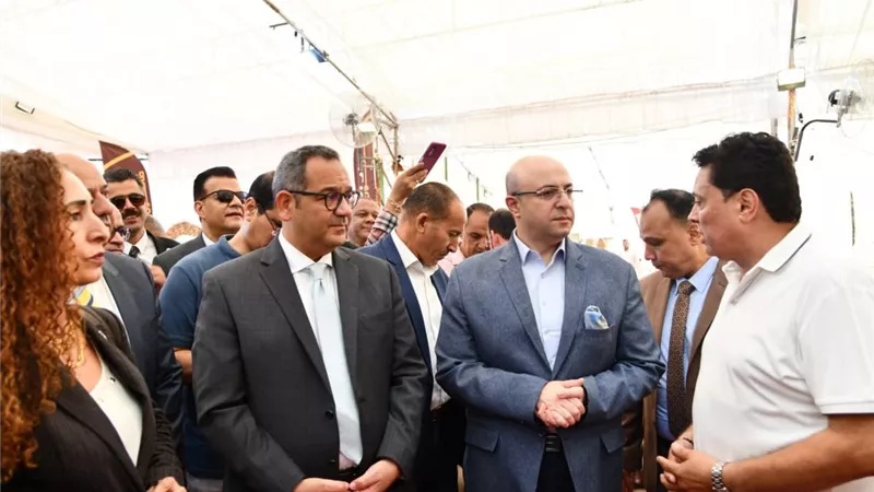 محافظ الفيوم ورئيس جهاز تنمية المشروعات يتفقدان معرض أثاث دمياط