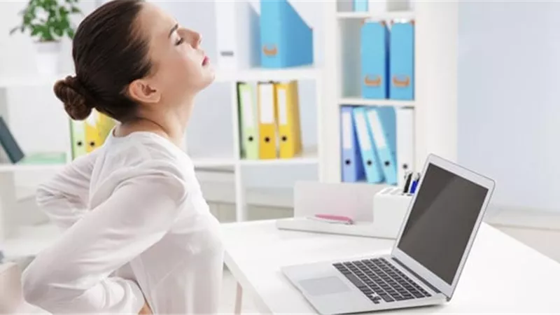 الجلوس المتواصل يرهق جسمك.. 6 علامات تكشف تأثيره على صحتك
