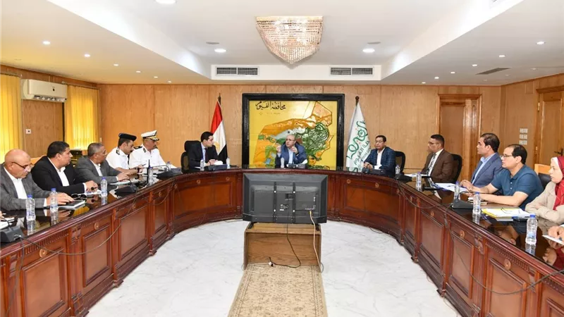 محافظ الفيوم يوجه برفع جاهزية المدارس وتشديد الرقابة المرورية قبل بدء الدراسة