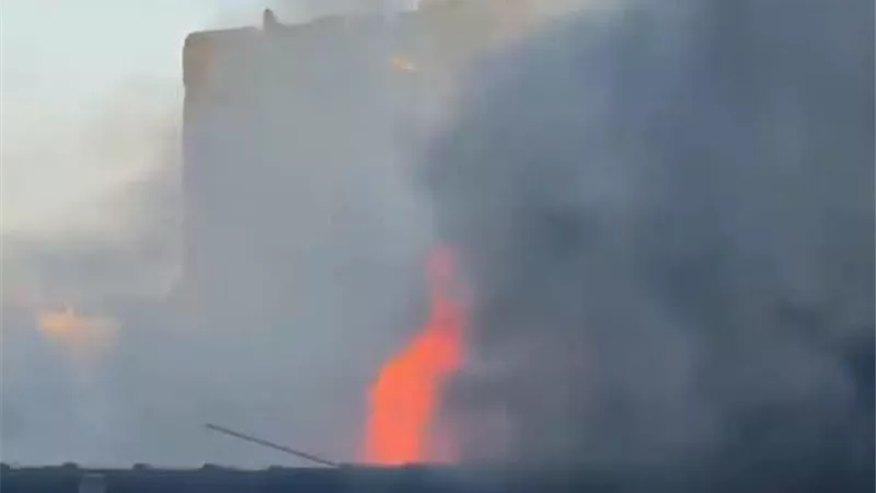 اندلاع حريق هائل في منفذ أغذية بمساكن الكاكولا بالإسماعيلية