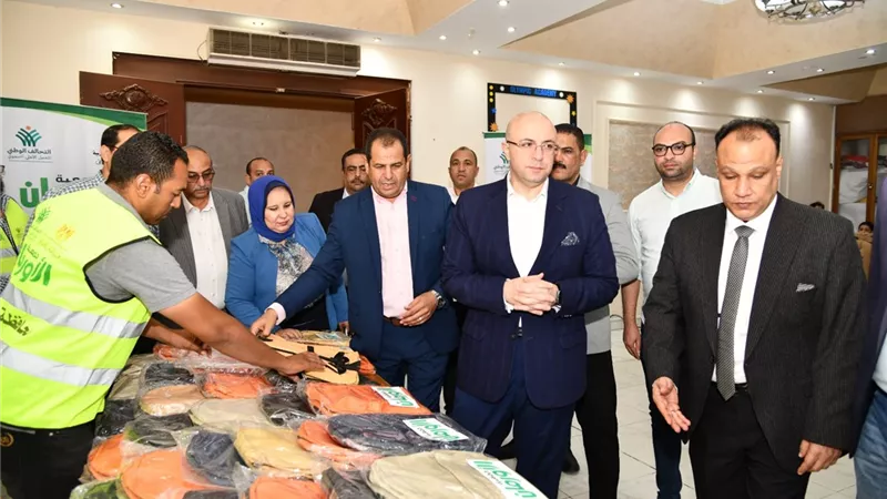 محافظ الفيوم يسلم 1000 حقيبة مدرسية لأبناء الأسر الأولى بالرعاية