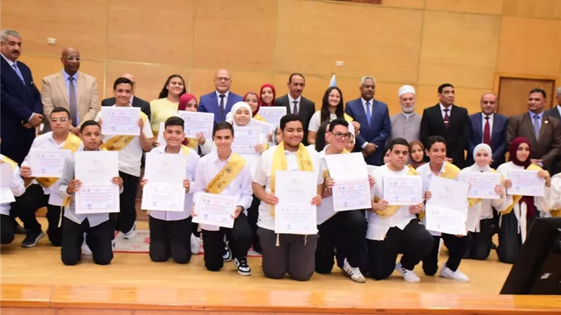 محافظ سوهاج ورئيس الجامعة يشهدان حفل تكريم أوائل الثانوية العامة والأزهرية