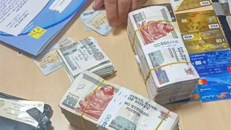 «الأمانة قبل كل شيء».. مسعفان يعيدان أكثر من 200 ألف جنيه لمصاب حادث بأكتوبر