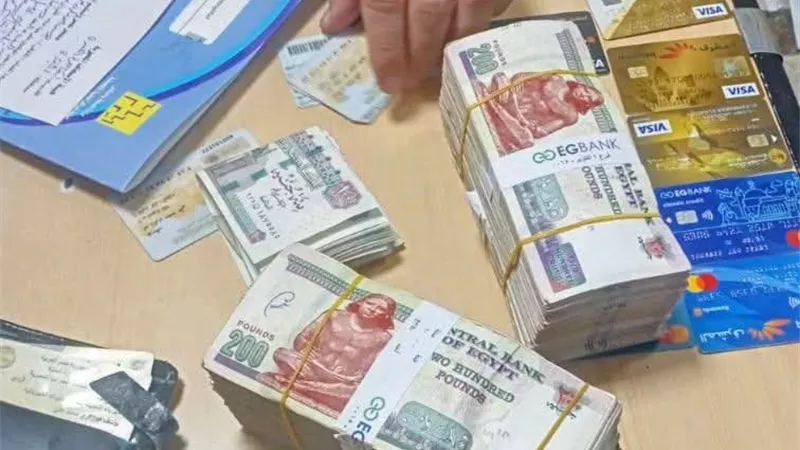 ضمير رجال الإسعاف ينتصر.. إعادة 200 ألف جنيه وبطاقات بنكية لمصاب بأكتوبر