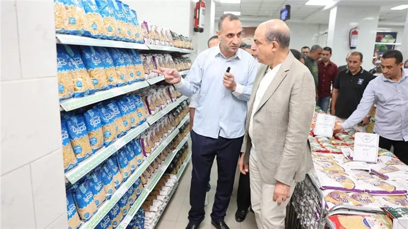 محافظ المنيا يتفقد «مصرية ماركت» لمتابعة توافر السلع وضبط الأسعار