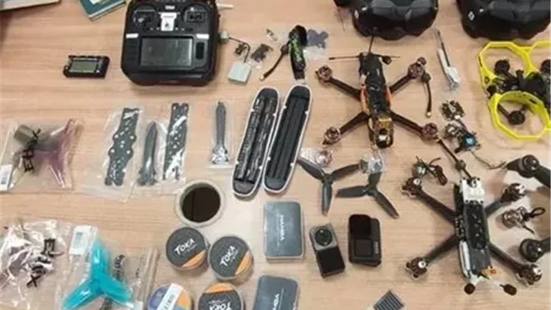 مفاجأة داخل حقائب راكب بمطار الأقصر.. الجمارك تحبط تهريب 4 طائرات 