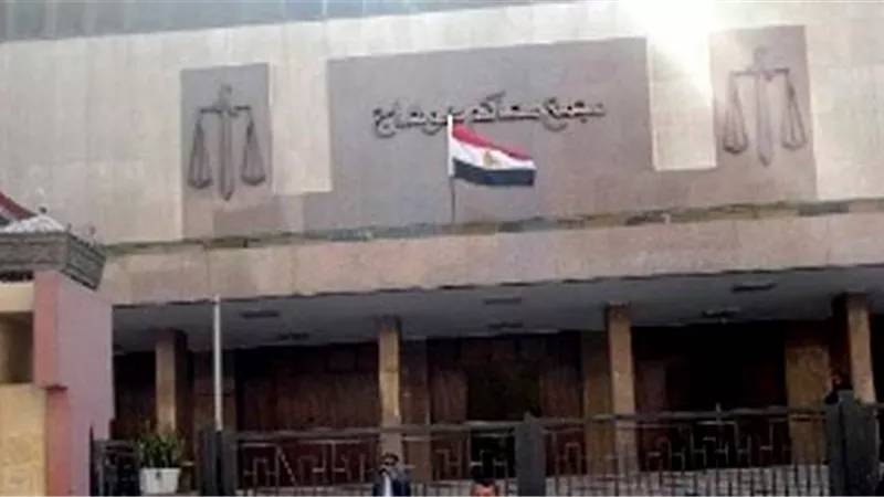 المؤبد لعامل لاتهامه بسرقة والده بالإكراه وحيازته مواد مخدرة بسوهاج