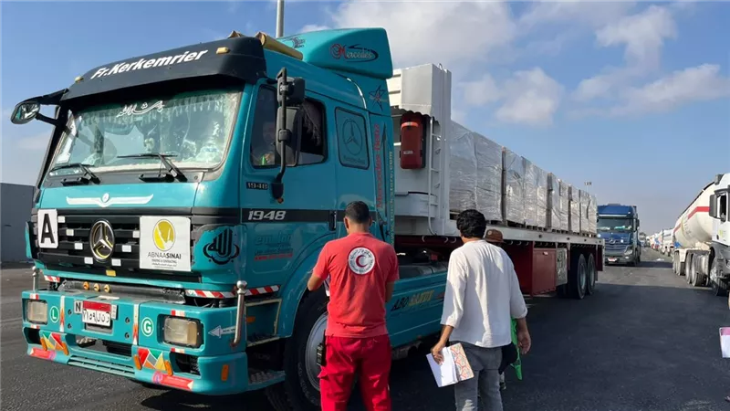 الهلال الأحمر يرسل 3907 أطنان مساعدات إلى غزة عبر قافلة زاد العزة 274