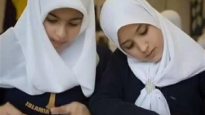 الزي المدرسي 2026.. التعليم تحسم موقف الحجاب والنقاب للطالبات