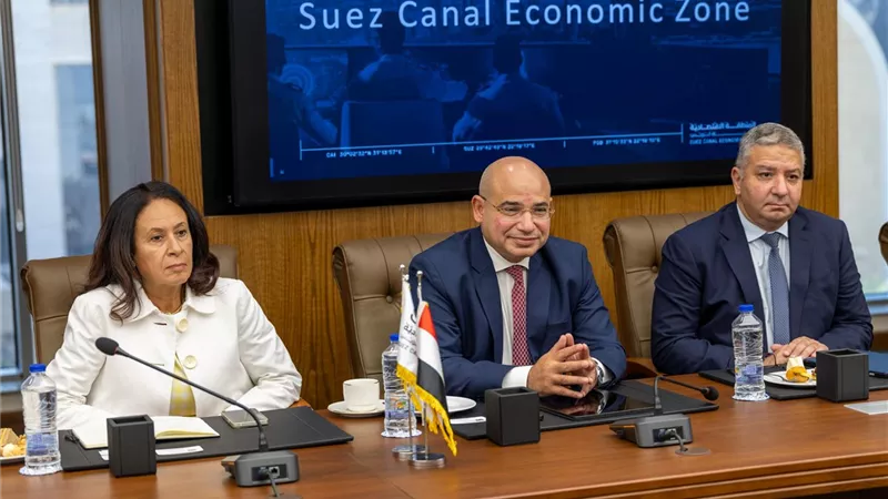 اقتصادية قناة السويس تستعرض تجربتها في التحول الأخضر أمام مبعوث الرئيس الكيني