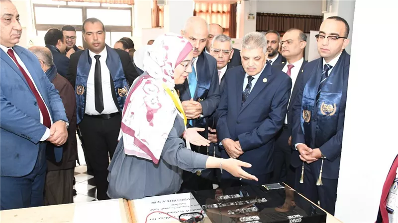 الفريق أسامة ربيع يشهد افتتاح معرض الابتكارات بالمؤتمر الثامن للدراسات العليا والبحوث 