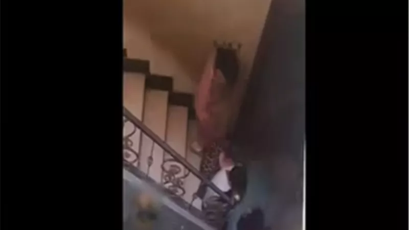 فيديو متداول يكشف واقعة سحل سيدة بالبحيرة.. ضبط المتهمين بسبب خلافات الجيرة ولهو الأطفال