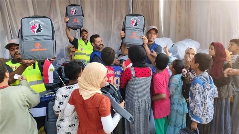 حماة الوطن يوزع 20 ألف حقيبة مدرسية على الطلاب الأكثر احتياجًا بأطفيح