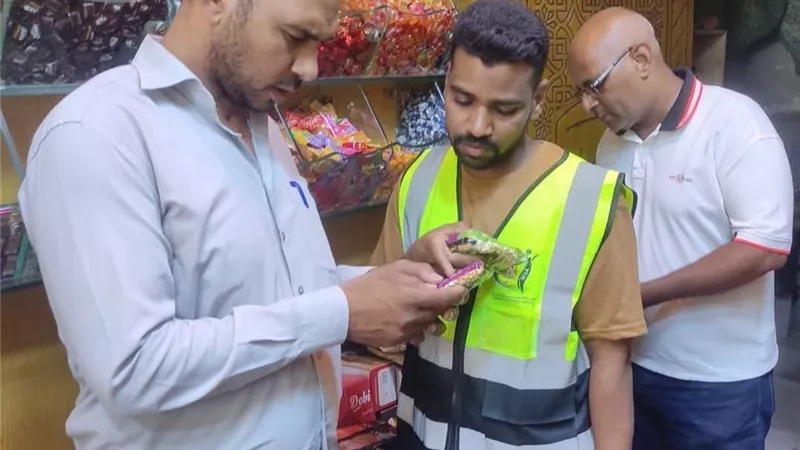 قبل ما توصل للمواطنين.. ضبط 450 كيلو شيكولاتة منتهية الصلاحية داخل مخزن غير مرخص بإسنا