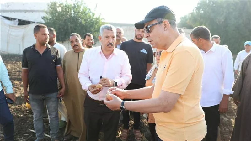 محافظ المنيا يشارك مزارعي «البرجاية» انطلاق موسم زراعة البطاطس