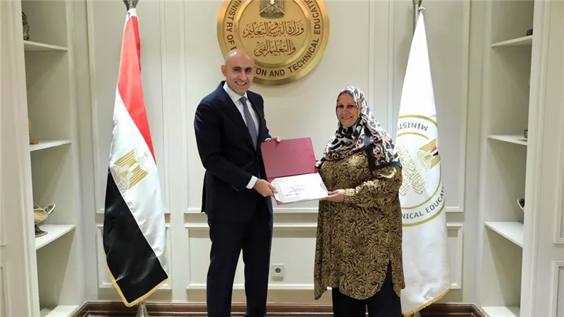 بعد تكريمها من وزير التعليم.. أول تعليق من مديرة مدرسة الشهيد أحمد سمير