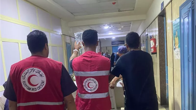 تصادم أتوبيس ونقل بمدخل مطروح.. الهلال الأحمر يتدخل فورًا (صور)
