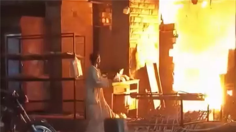 بسبب أسطوانة البوتاجاز.. اندلاع حريق داخل مخبز في قنا