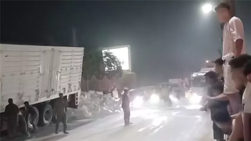 فتح طريق القاهرة ميت غمر بعد رفع آثار انقلاب سيارة نقل محملة بالسماد
